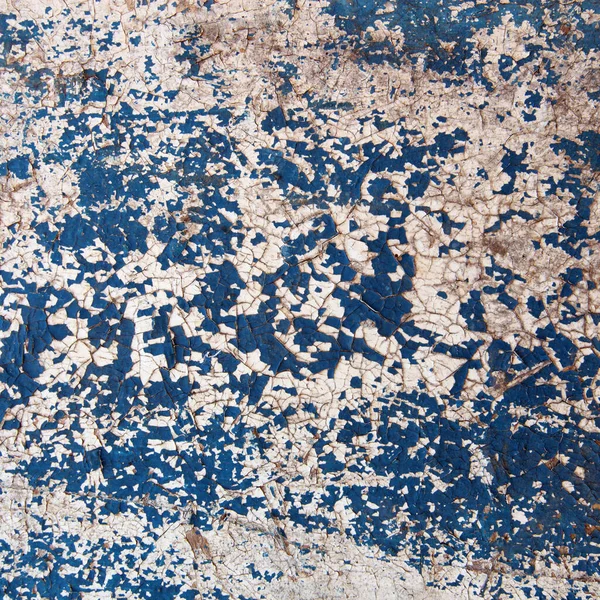 Макроизолированный Фрагмент Старой Полуразрушенной Стены Окрашенный Белый Синий Цвет — стоковое фото