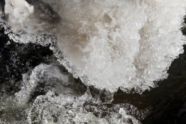 Güneşli bir günde bahar nehirlerinde eriyen suyun makro dokusu