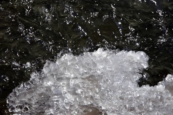 Textura Macro Água Derretida Nos Riachos Primavera Dia Ensolarado — Fotografia de Stock