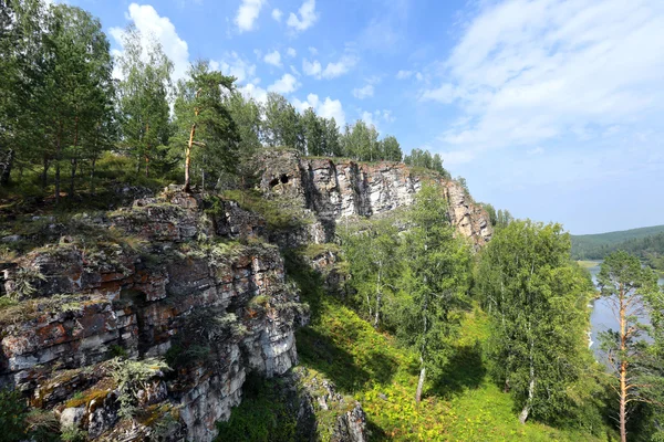 Rocce e pini degli Urali — Foto Stock