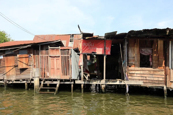 Bangkok, thailand - 15. dezember 2014: schifffahrt auf dem chao phray — Stockfoto