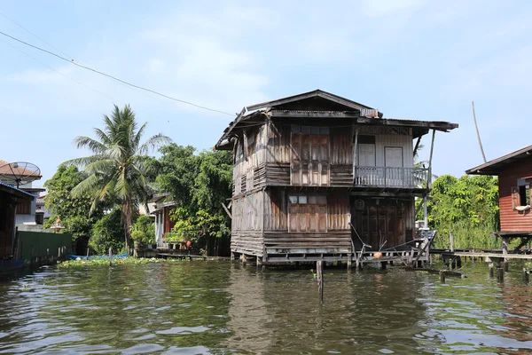 Bangkok, thailand - 15. dezember 2014: schifffahrt auf dem chao phray — Stockfoto