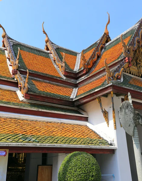 Bangkok, Thailand - 15 December 2014: tour van Wat Suthat Thepwa — Stockfoto