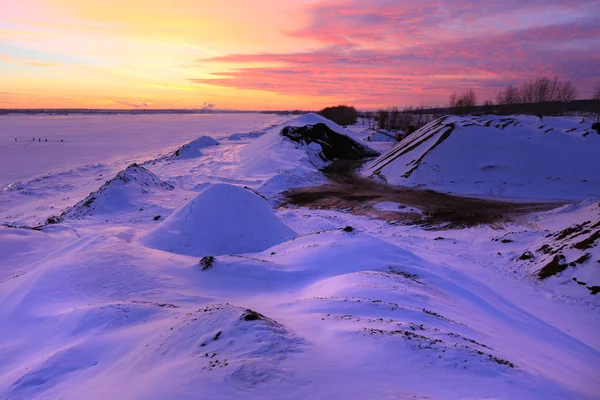 Günbatımı kış Nehri üzerinde — Stok fotoğraf