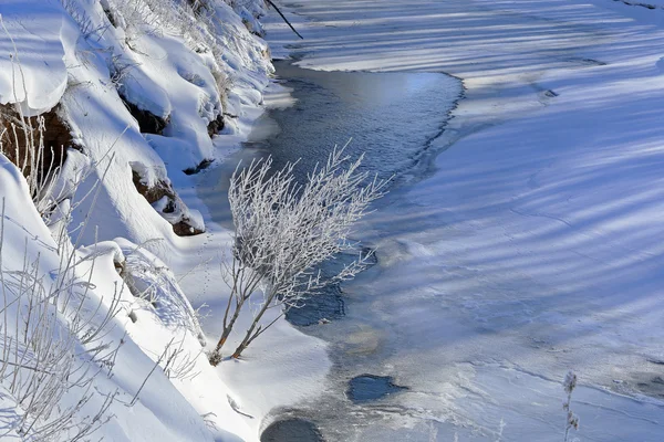 Matin glacé sur la rivière — Photo