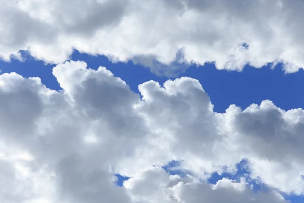 Humo blanco contra el cielo azul — Foto de Stock