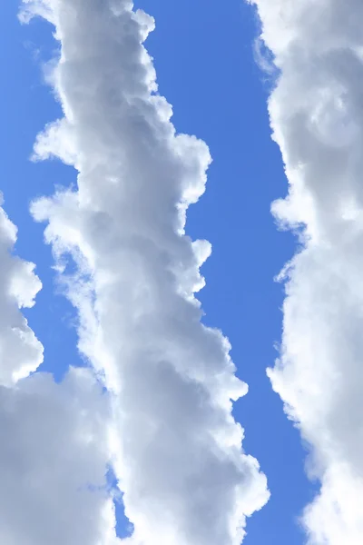 Beyaz mavi gökyüzüne karşı duman — Stok fotoğraf