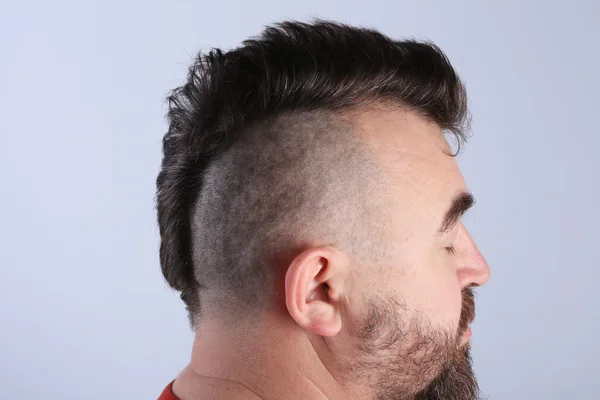 Coiffure mohawk sur la tête — Photo