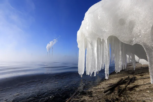 Ghiaccio sulla riva rocciosa del fiume — Foto Stock