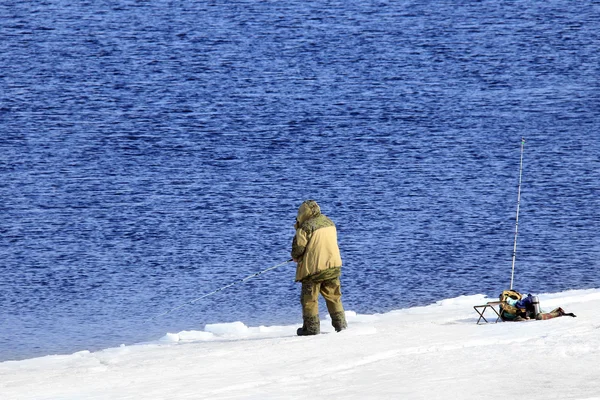 Fishermen on the ice — Stock Photo, Image