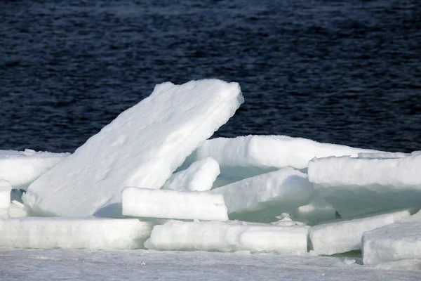 Bahar Nehri üzerinde buz kırma 