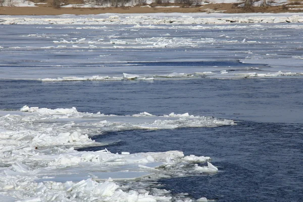 Islossningen i vid floden under våren — Stockfoto