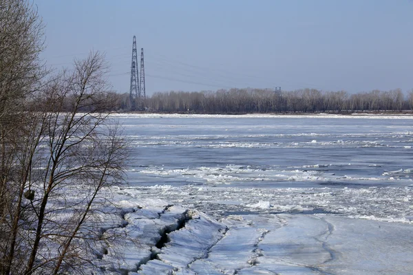 Rotura del hielo en el río en la primavera —  Fotos de Stock