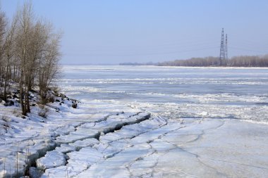 Bahar Nehri üzerinde buz kırma 