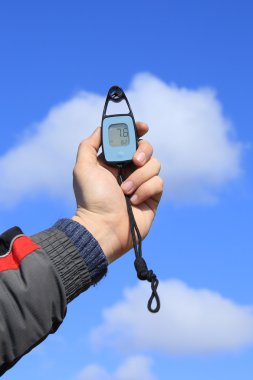 Eldeki anemometre