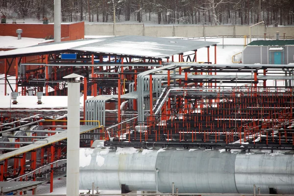 Winter industrielandschap olieraffinaderij — Stockfoto