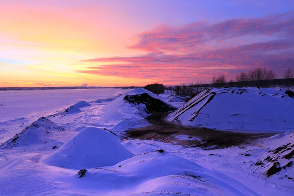 Západ slunce na řece zimní — Stock fotografie