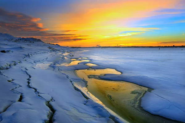 Pôr do sol no rio de inverno — Fotografia de Stock