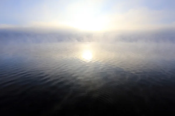 Brouillard dense sur la rivière — Photo
