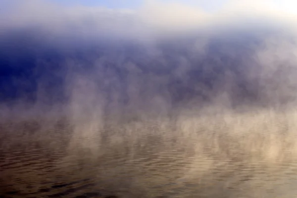A folyó felett sűrű köd — Stock Fotó