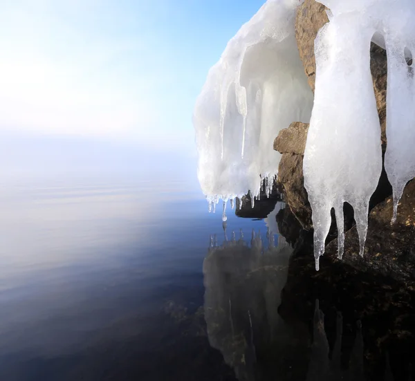 Kayalık nehir kıyısındaki buz — Stok fotoğraf