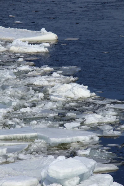 Rotura del hielo en el río en la primavera — Foto de Stock