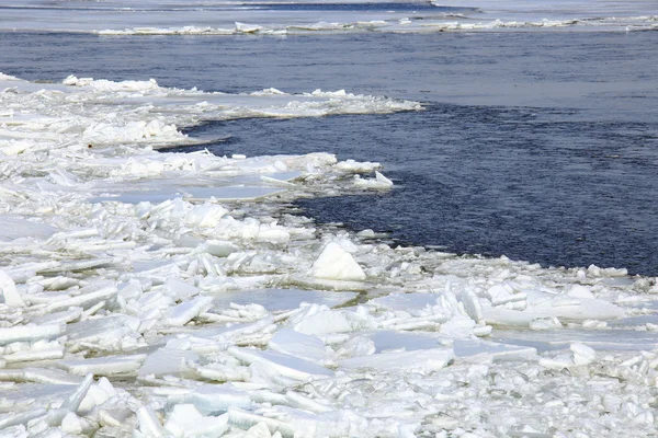 Łamanie lodu na rzece na wiosnę — Zdjęcie stockowe
