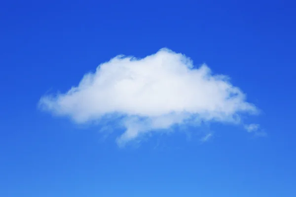 Witte wolken in de blauwe lucht — Stockfoto