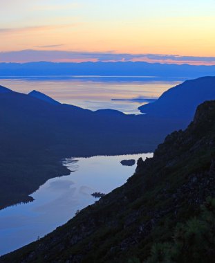 Baykal Gölü üzerinden günbatımı