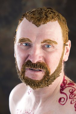 Yetişkin bir erkek olarak makyaj portresi