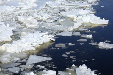 Bahar Nehri üzerinde buz kırma 