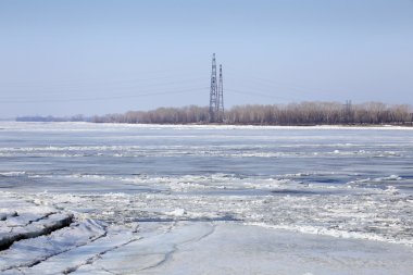 Bahar Nehri üzerinde buz kırma 