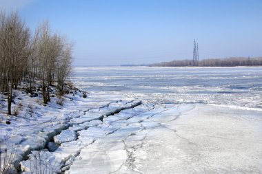 Bahar Nehri üzerinde buz kırma 