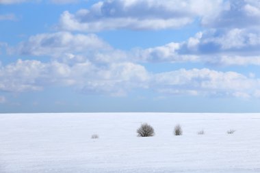 Mavi gökyüzünde beyaz bulutlar 
