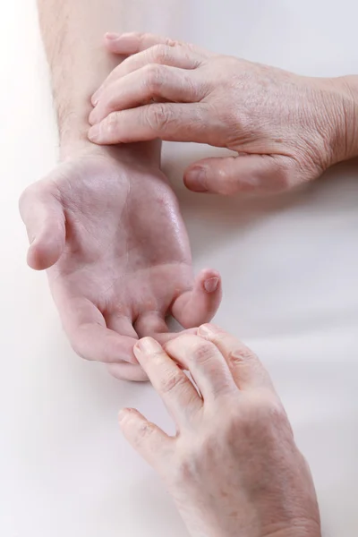 Las manos del masajista — Foto de Stock