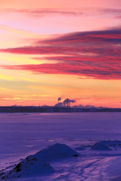 Kış nehir üzerinde kırmızı günbatımı — Stok fotoğraf