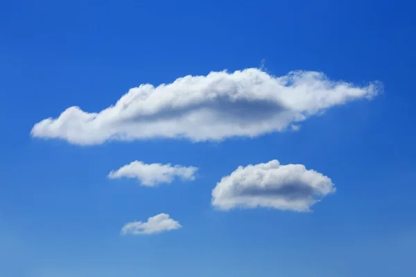 Nubes blancas en el cielo azul —  Fotos de Stock