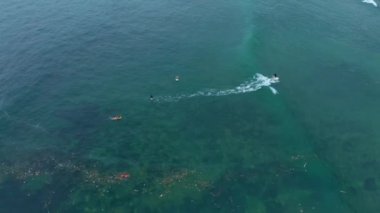 Bali 'de okyanusta büyük miktarda çöp toplayan bir sörfçünün insansız hava aracı görüntüsü