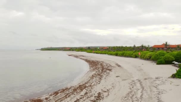 Volando Sobre Una Hermosa Playa Arena Blanca Marea Baja Cuando — Vídeos de Stock