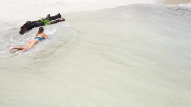 Una Ragazza Sdraiata Una Spiaggia Bianca Come Neve Cattura Onde — Video Stock