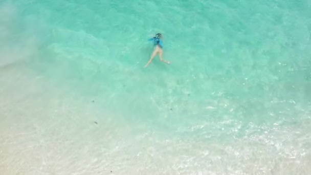 Hermosa Vista Playa Con Agua Azul Azur Arena Blanca Una — Vídeo de stock