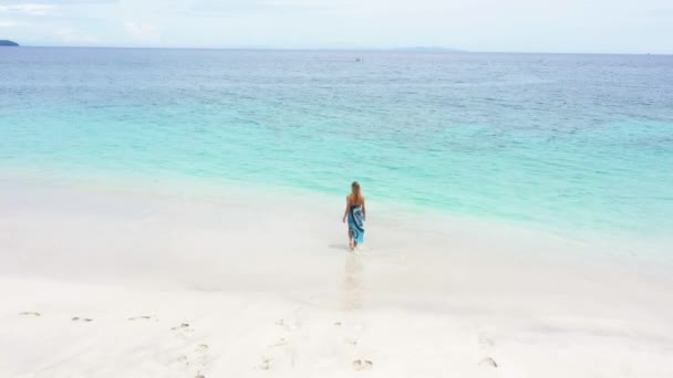 Prachtig Uitzicht Het Strand Met Azuurblauw Water Wit Zand Een — Stockvideo