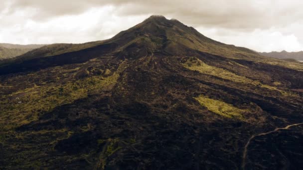 Utsikt Över Aktiv Vulkan Vid Foten Vilken Ett Livlöst Vulkanfält — Stockvideo