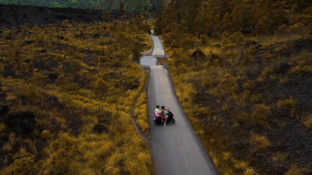 Viajando Através Terra Queimada Vulcão Campo Lava Resfriado Uma Scooter — Vídeo de Stock