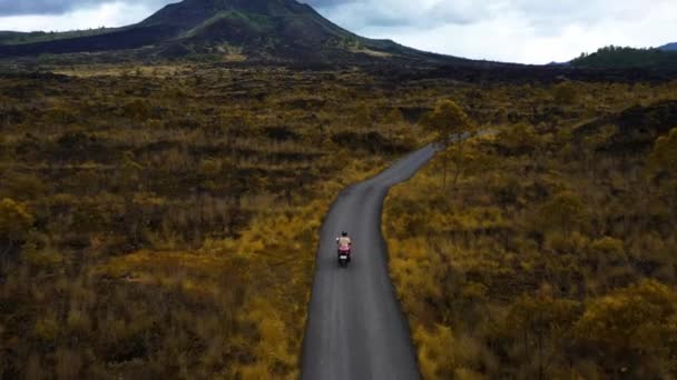 Viajando Través Tierra Quemada Pie Volcán Campo Lava Enfriado Una — Vídeos de Stock