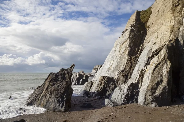 Acantilados en Ayrmer Cove, Devon, Inglaterra — Foto de Stock