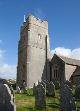 Wembury Sahili 'ne bakan kilise, Devon, İngiltere.