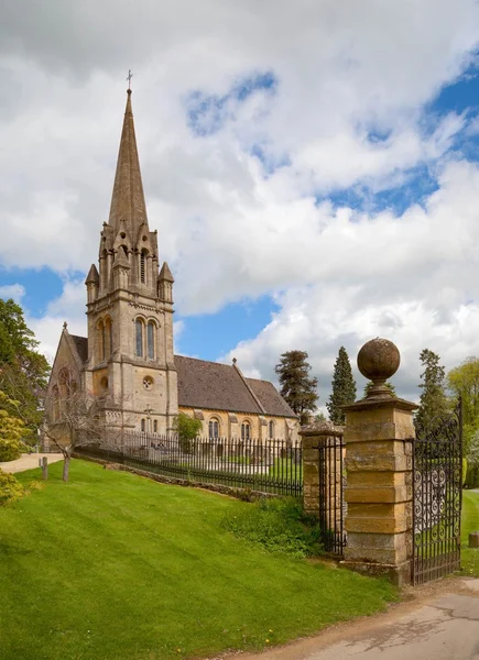 Cotswold Igreja na aldeia de Batsford, Gloucestershire — Fotografia de Stock