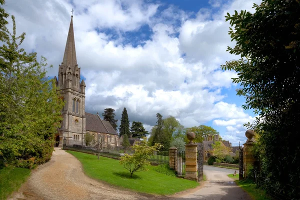 Cotswold kerk in het dorp van Batsford, Gloucestershire — Stockfoto