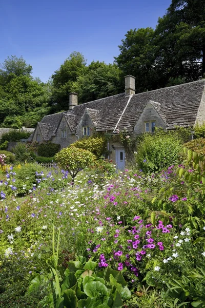 Коттеджи в Bibury, Gloucestershire, England — стоковое фото